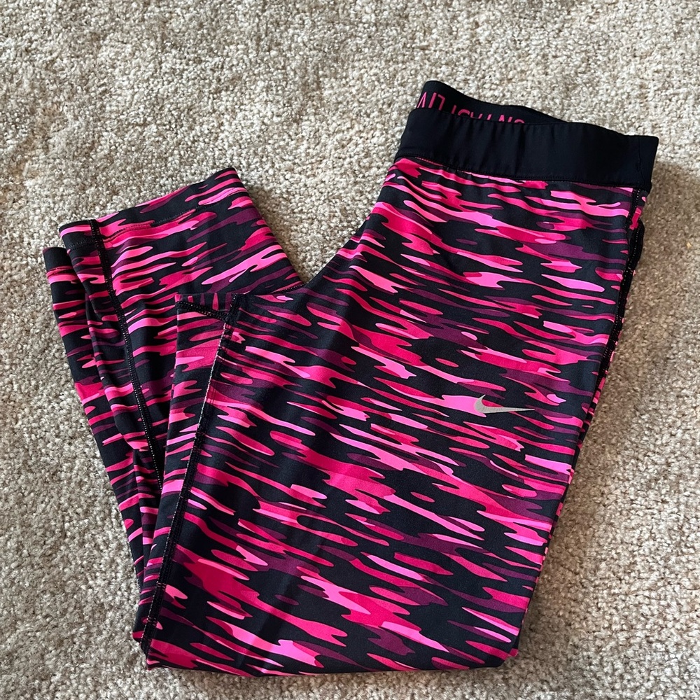 Good condition women’s Nike leggings. Capri length. MISSING DRAWSTRING. Size L